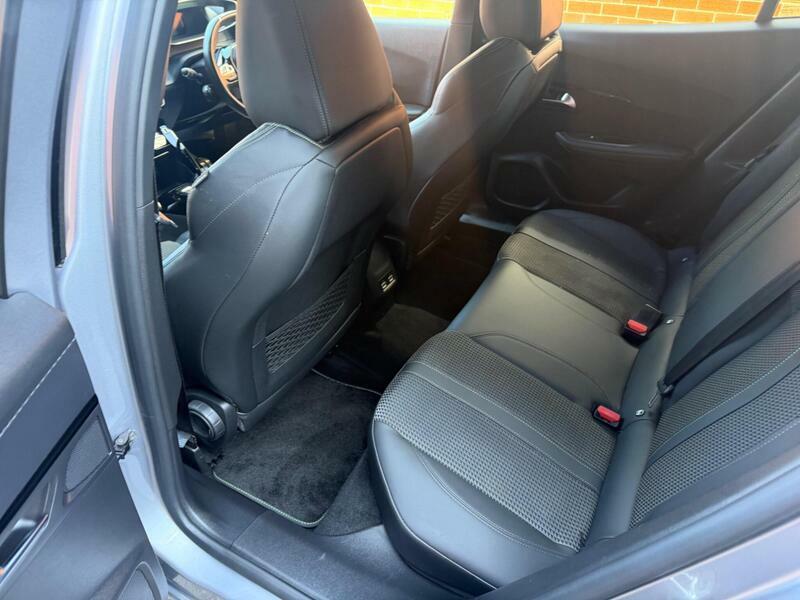 Peugeot e-2008 Allure Premium Black #15