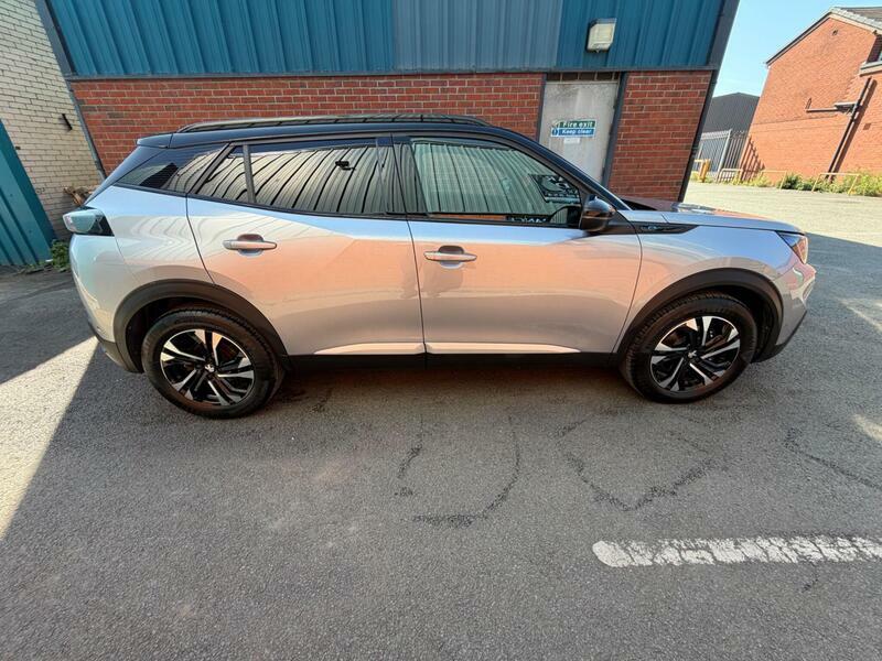 Peugeot e-2008 Allure Premium Black #2