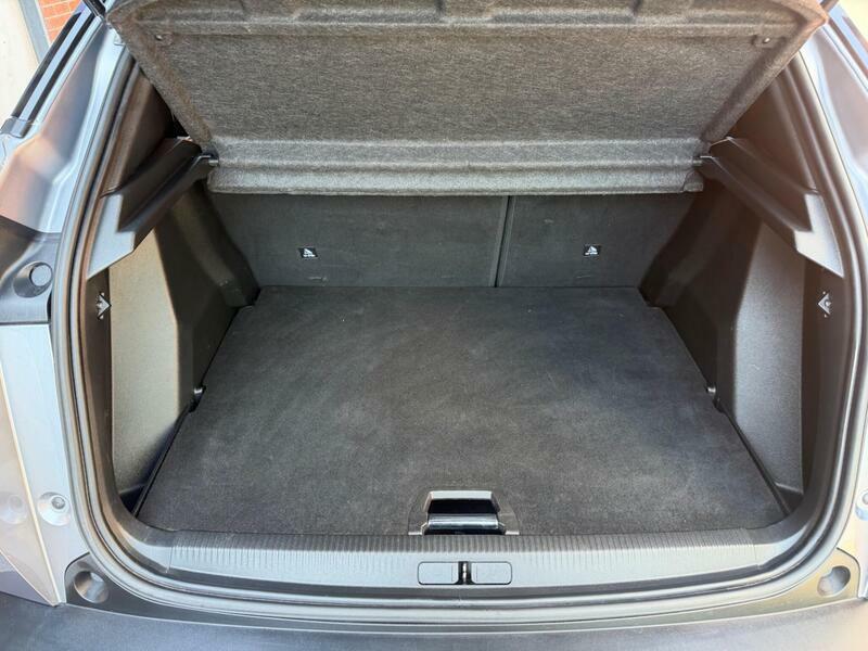 Peugeot e-2008 Allure Premium Black #13