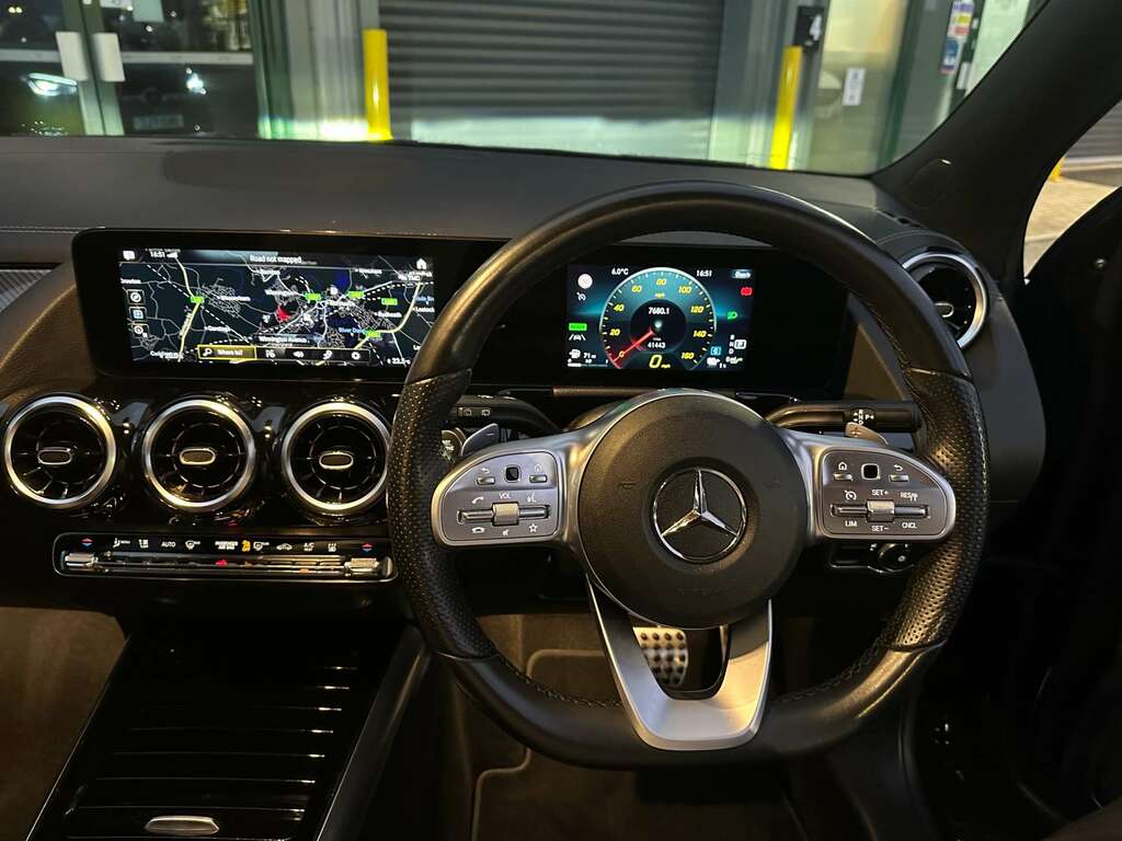 Mercedes-Benz GLA Class 180 Amg Line Premium Plus Grey #4