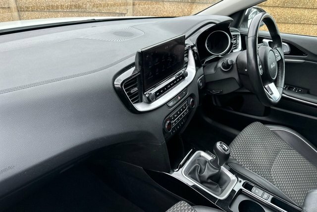 Kia Xceed 1.6 Gdi 8.9Kwh 4 Suv Plug In Hybrid Dct Black #15