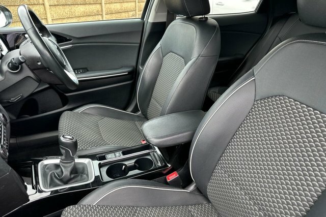 Kia Xceed 1.6 Gdi 8.9Kwh 4 Suv Plug In Hybrid Dct Black #16