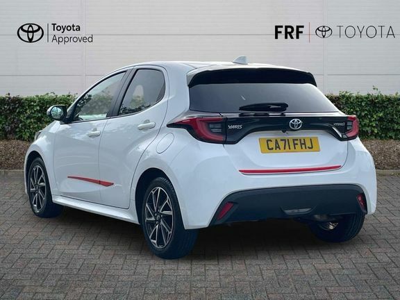 Toyota Yaris Design 1.5 Hybrid White #4