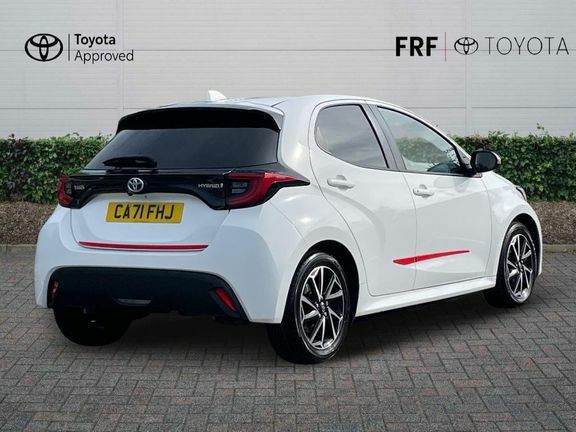 Toyota Yaris Design 1.5 Hybrid White #2