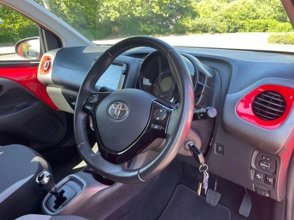 Toyota Aygo X X-play Tss Vvt-i 1.0 Red #18