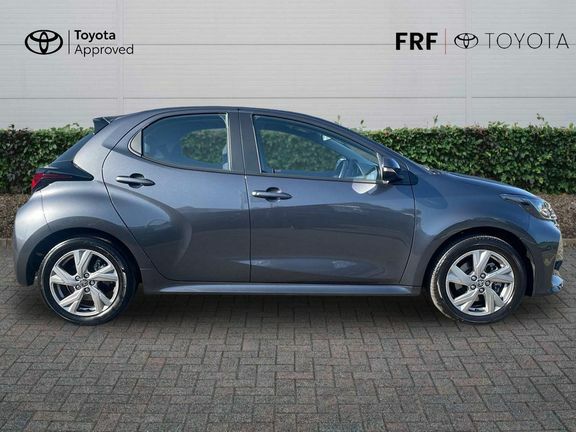 Toyota Yaris 1.5 Hybrid Icon Cvt Black #22