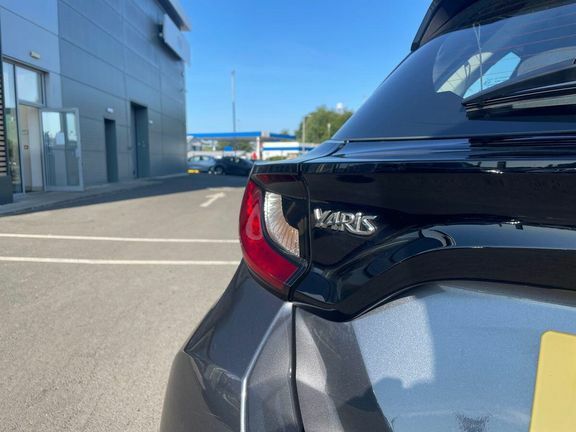 Toyota Yaris 1.5 Hybrid Icon Cvt Black #26