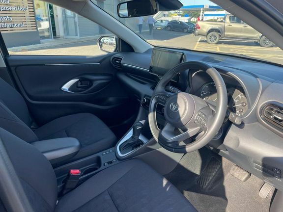 Toyota Yaris 1.5 Hybrid Icon Cvt Black #11