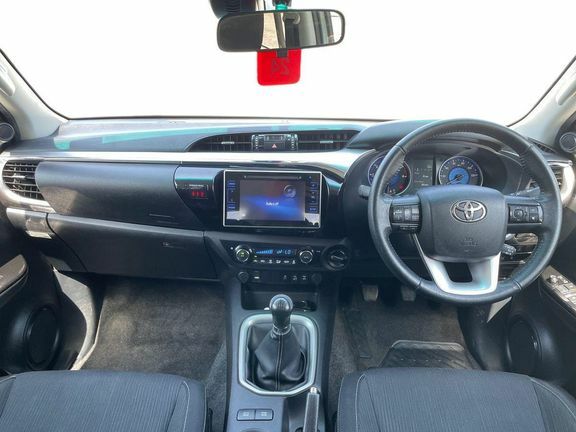 Toyota HILUX Hilux Invincible 2.4M White #6