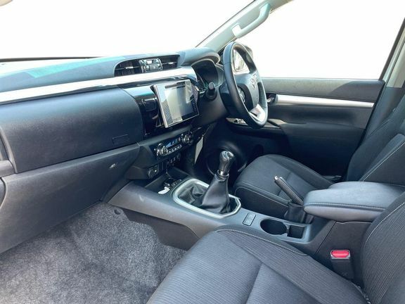 Toyota HILUX Hilux Invincible 2.4M White #5