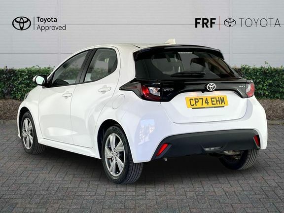 Toyota Yaris Icon White #4