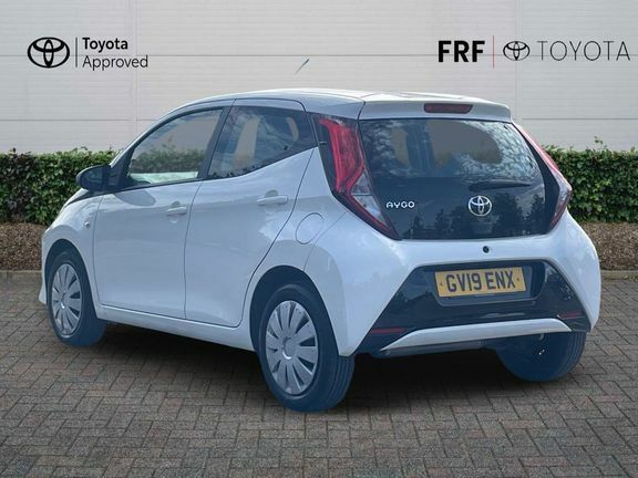 Toyota Aygo X X-play Mmt White #4