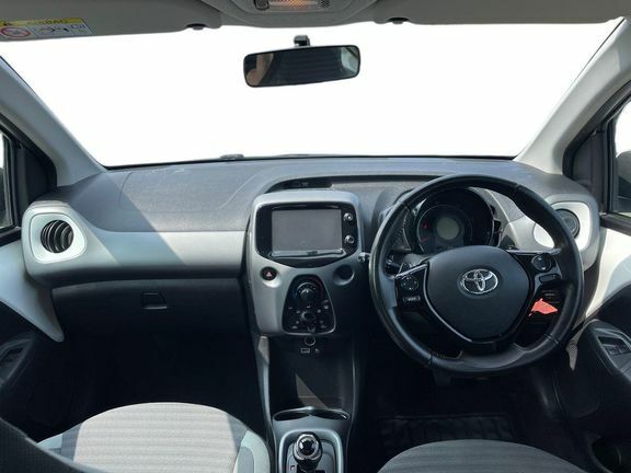 Toyota Aygo X X-play Mmt White #6