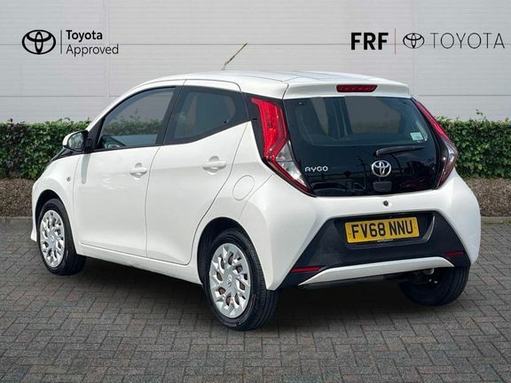 Toyota Aygo X X-play Mmt White #4