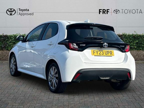 Toyota Yaris Icon White #4