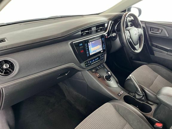 Toyota Auris Excel 1.8Cvt Red #5