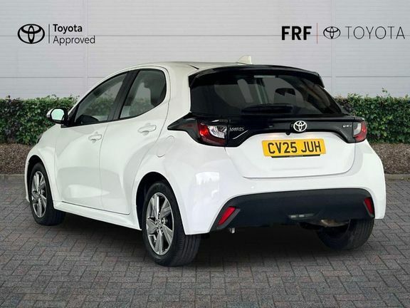 Toyota Yaris Icon White #4