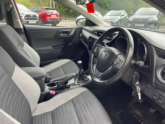 Toyota Auris 1.6 D-4d Icon Red #14