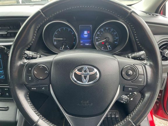Toyota Auris 1.6 D-4d Icon Red #12