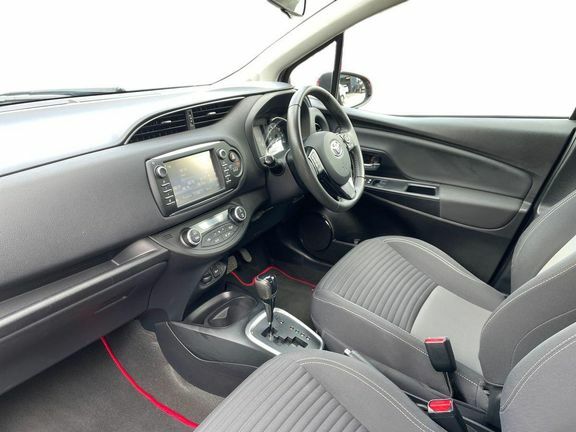 Toyota Yaris Design 1.5 Hybrid Red #5