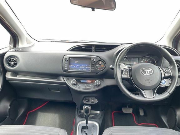 Toyota Yaris Design 1.5 Hybrid Red #6