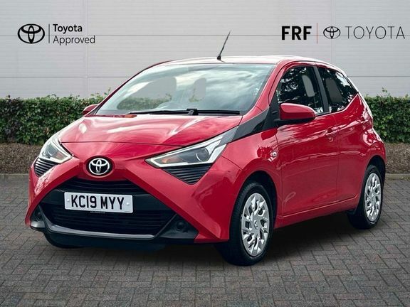 Toyota Aygo X X-play M Red #3