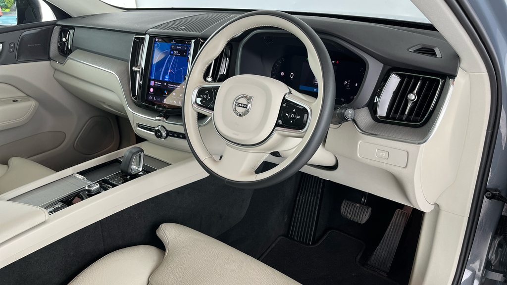 Volvo XC60 Plus, B5 Awd Mild Hybrid, Dark YR23DDO Grey #4