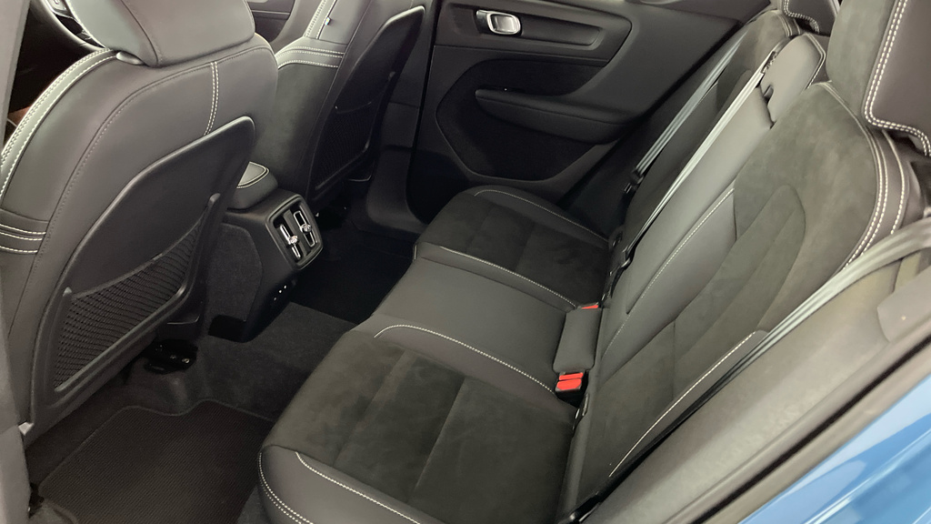 Volvo XC40 Ultimate, B4 Mild Hybrid, Dark CV23OCG Blue #6