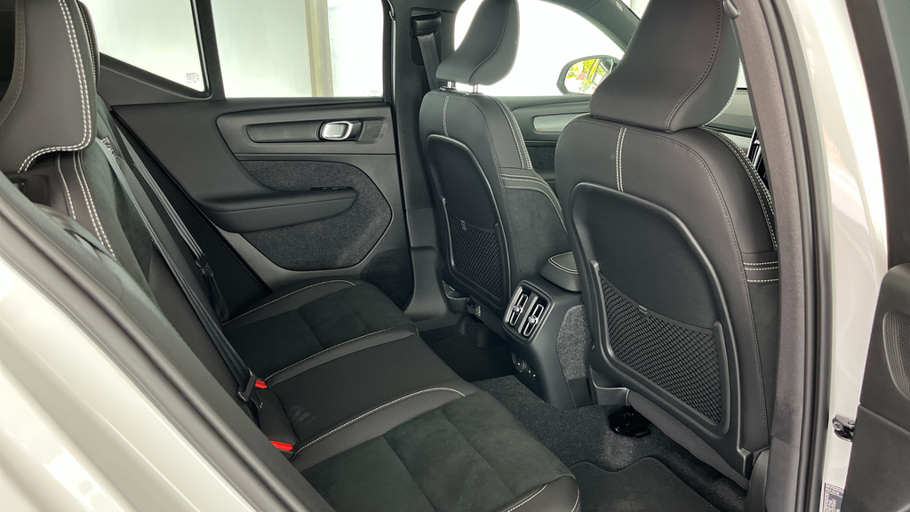 Volvo EX40 Black Edition Plus, Single Motor Extended Range, E White #6