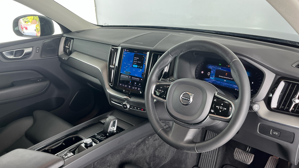Volvo XC60 Plus, B4 Mild Hybrid, Dark YX23KGO Black #4
