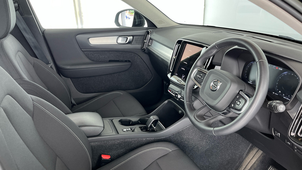 Volvo XC40 Momentum, T3 Black #4