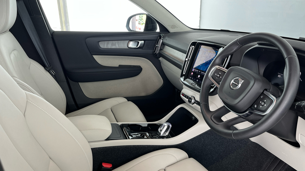 Volvo XC40 Plus, B4 Mild Hybrid, Dark CV26FFJ Black #4