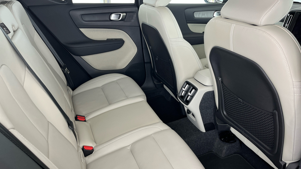 Volvo XC40 Plus, B4 Mild Hybrid, Dark CV26FFJ Black #6