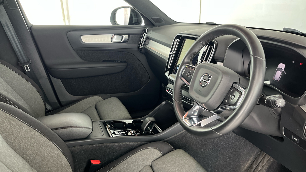 Volvo XC40 Plus, B3 Mild Hybrid, Dark LM73OAG Black #4