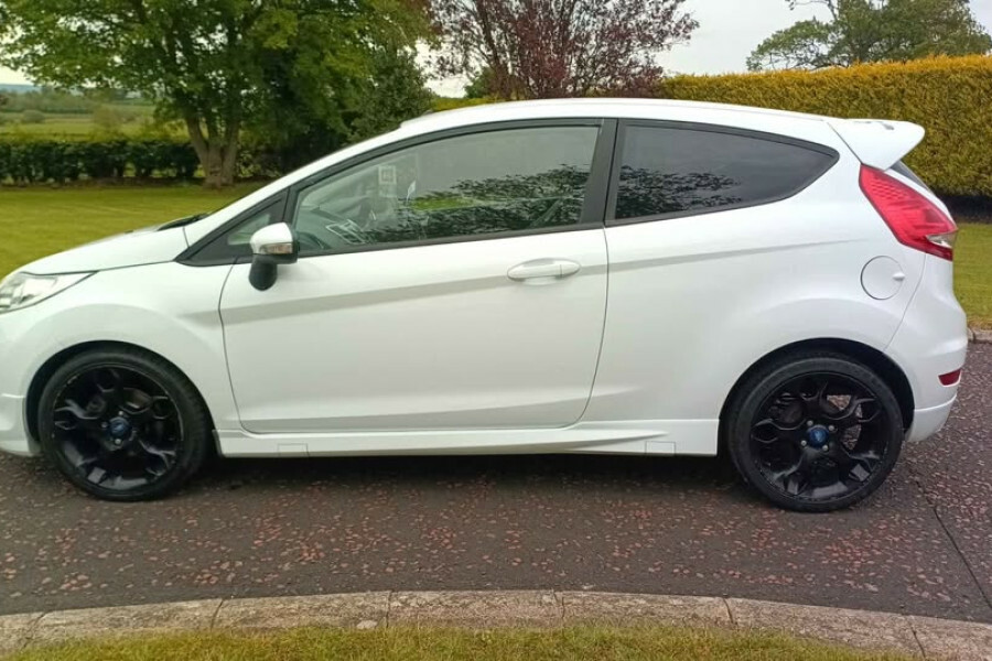 Ford Fiesta Hatchback White #5