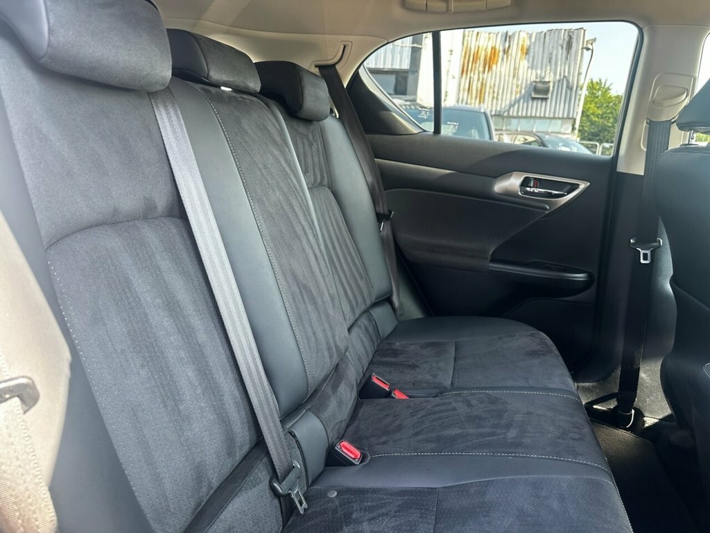 Lexus CT 200H 1.8 Advance Cvt White #11