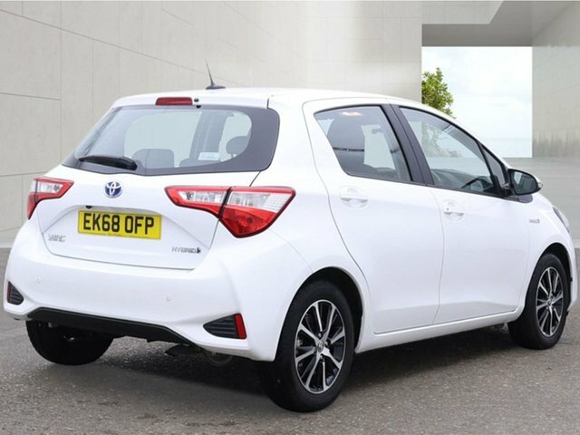 Toyota Yaris 1.5 Vvt-h Icon Tech Hatchback Hybrid E- White #4