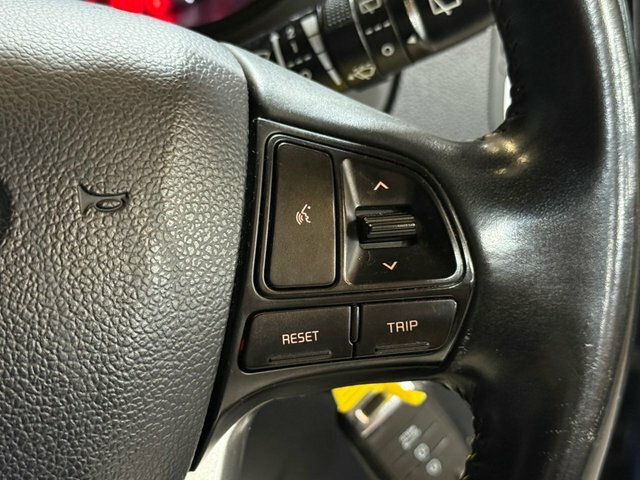 Kia RIO Hatchback Black #12