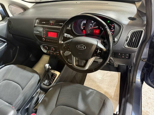 Kia RIO Hatchback Black #40