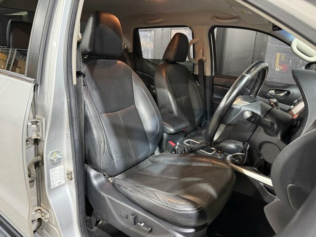 Nissan Navara Dci Tekna Silver #8