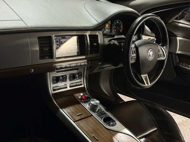 Jaguar XF 2.2D 200 Luxury Red #71