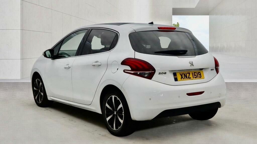Peugeot 208 1.2 Puretech Allure Premium Euro 6 White #5