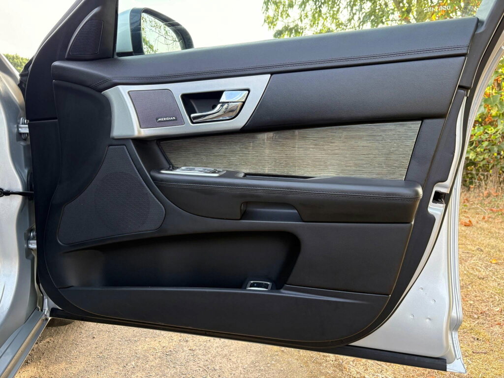 Jaguar XF Premium Luxury Black #26