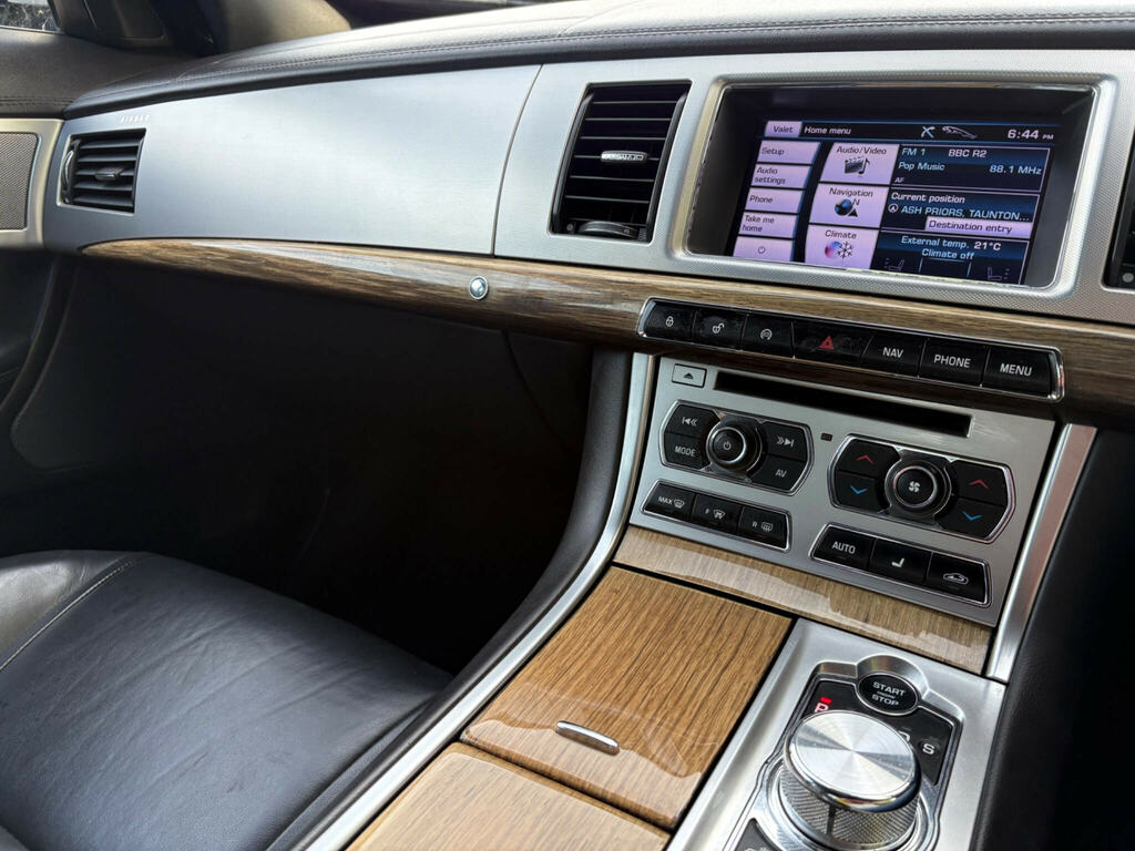 Jaguar XF Premium Luxury Black #17