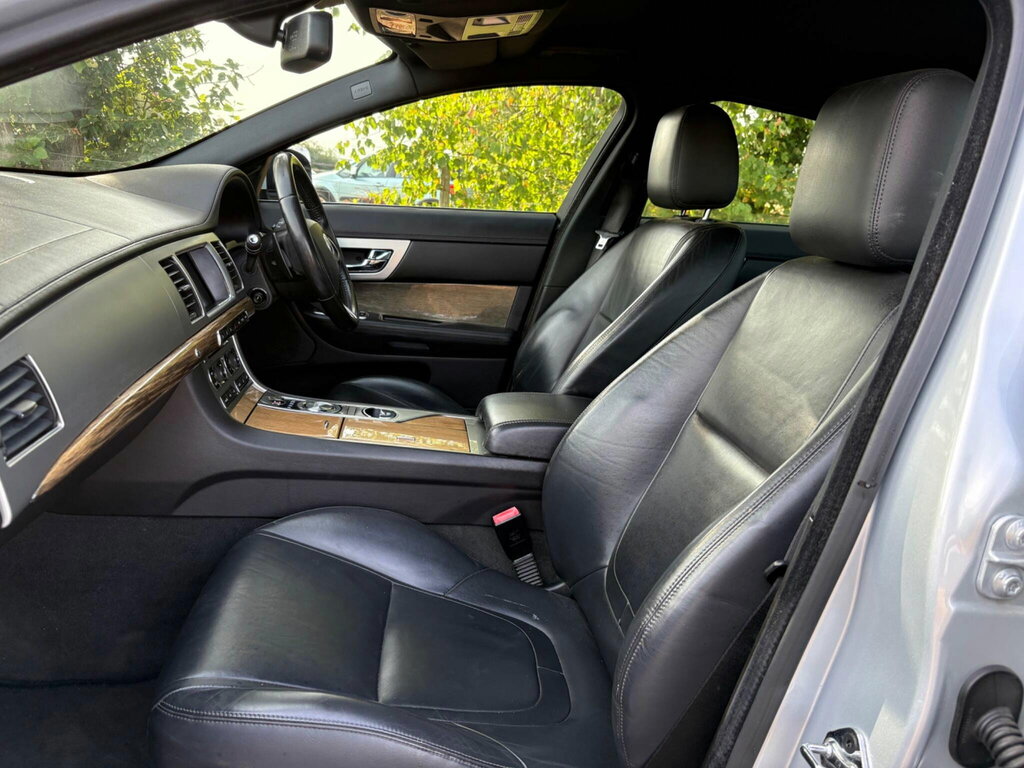 Jaguar XF Premium Luxury Black #12