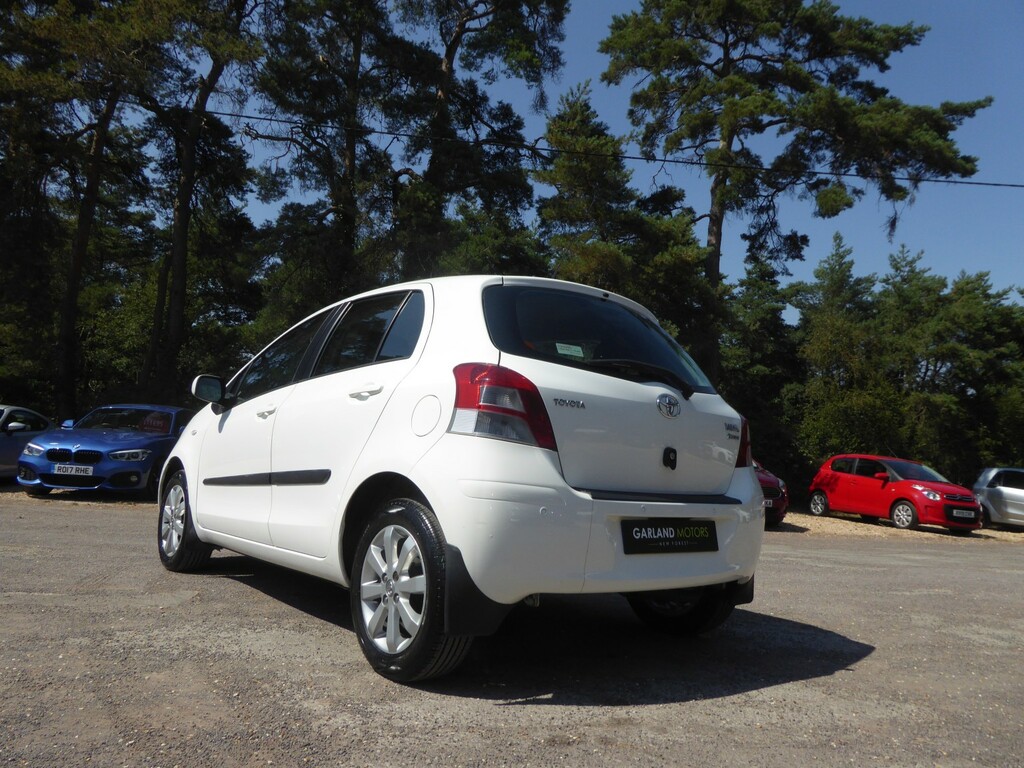 Toyota Yaris 1.3 Dual Vvt-i T Spirit White #2