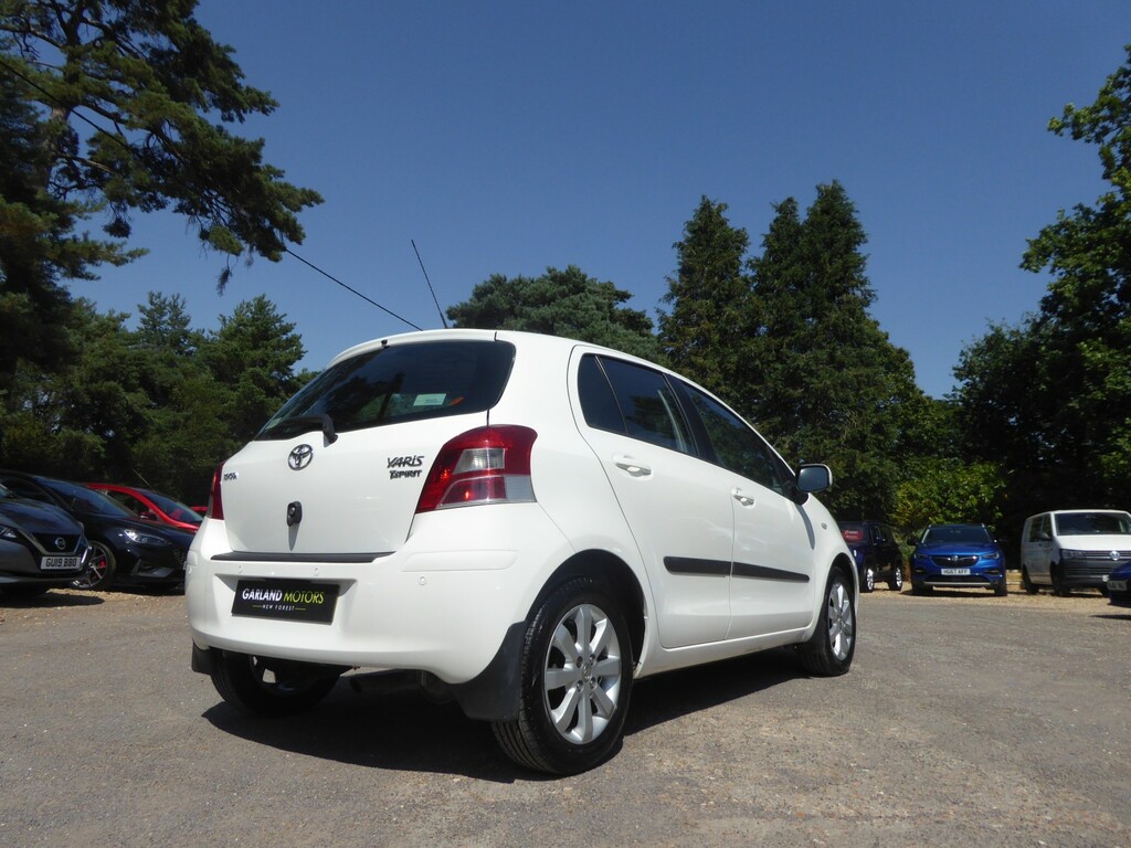 Toyota Yaris 1.3 Dual Vvt-i T Spirit White #5