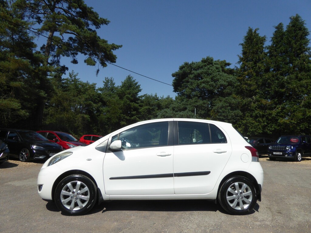 Toyota Yaris 1.3 Dual Vvt-i T Spirit White