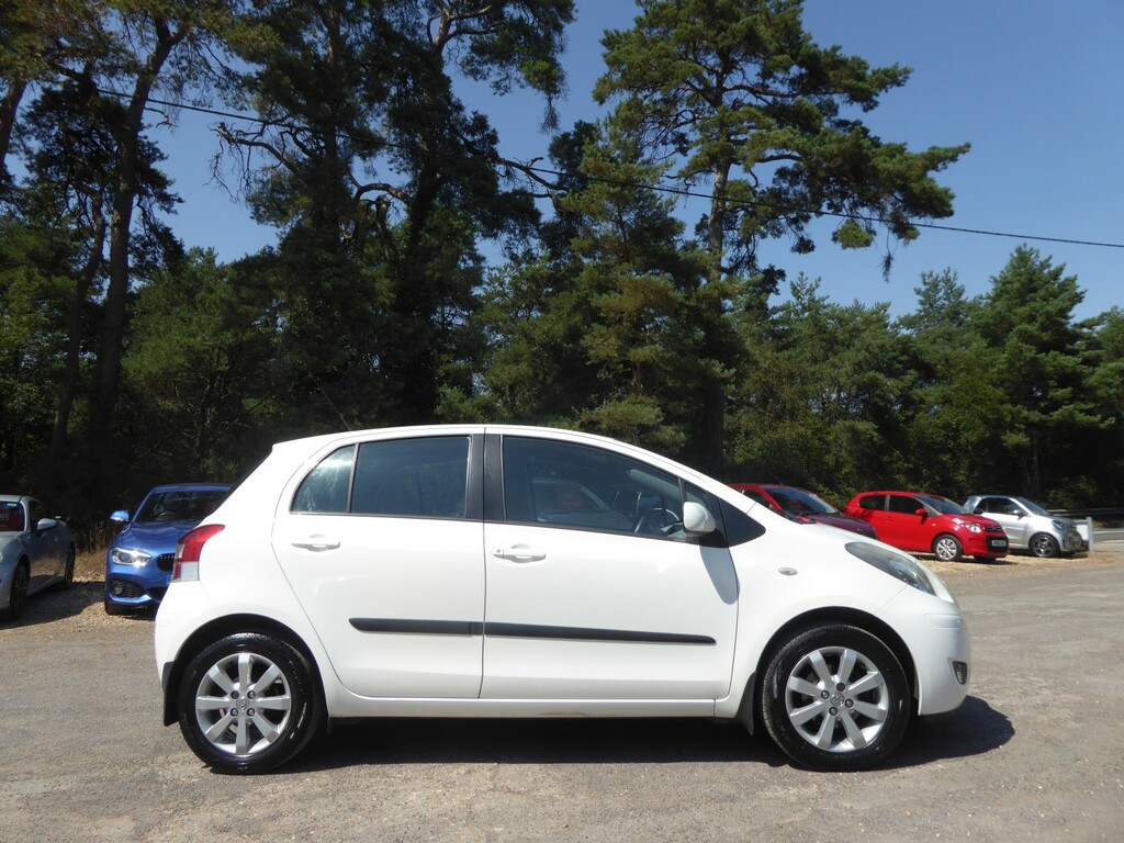 Toyota Yaris 1.3 Dual Vvt-i T Spirit White #4