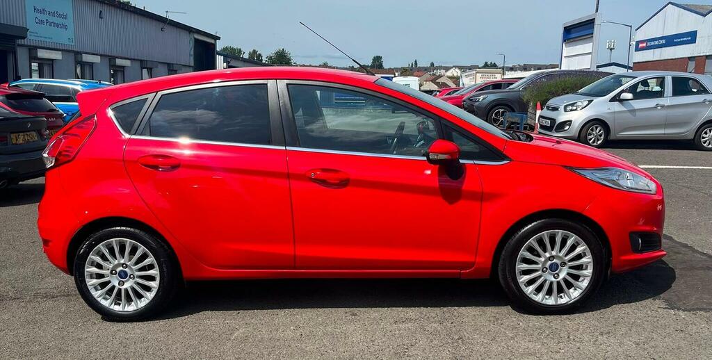 Ford Fiesta Hatchback 1.6 Titanium Powershift Euro 5 2015 HG64CDF Red #4